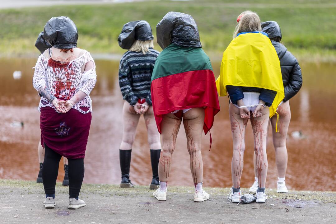 Vilniuje moterys susirinko protestuoti prieš Rusijos karių žiaurumą