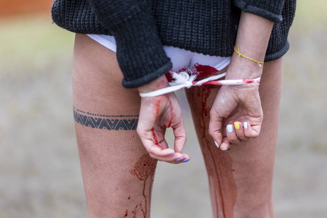 Vilniuje moterys susirinko protestuoti prieš Rusijos karių žiaurumą