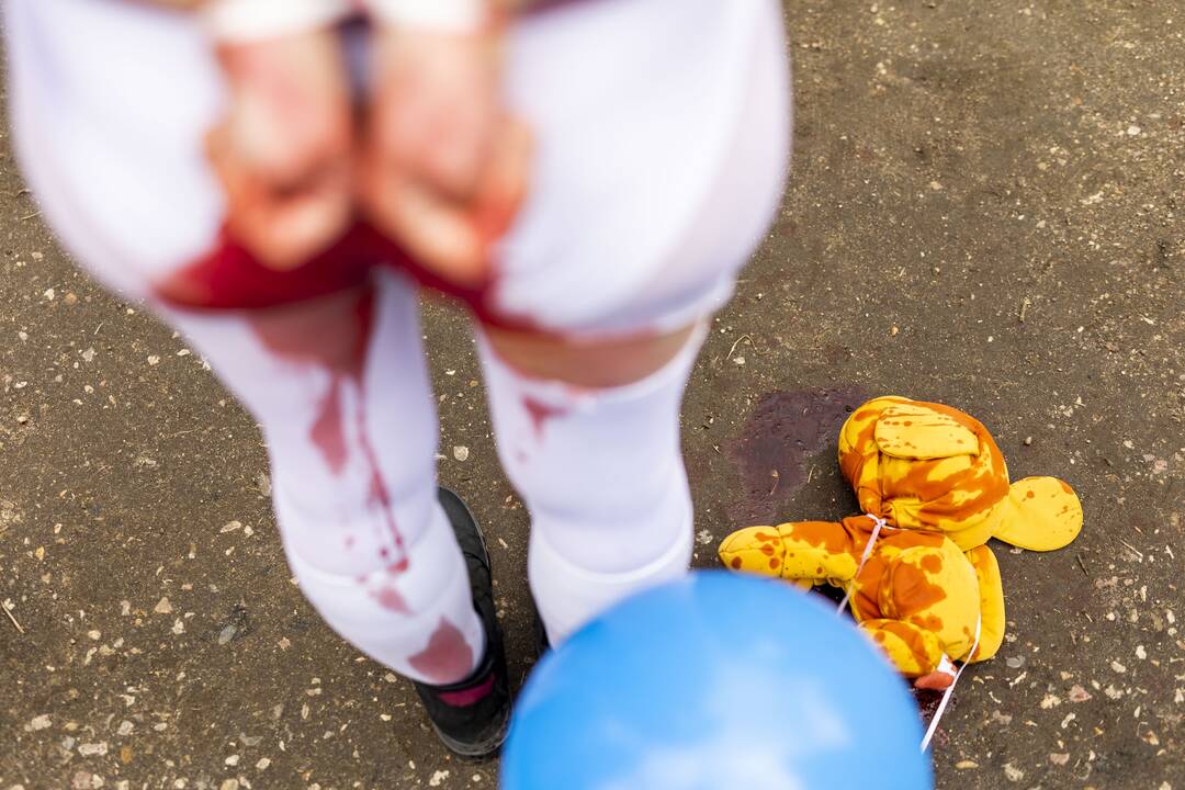 Vilniuje moterys susirinko protestuoti prieš Rusijos karių žiaurumą