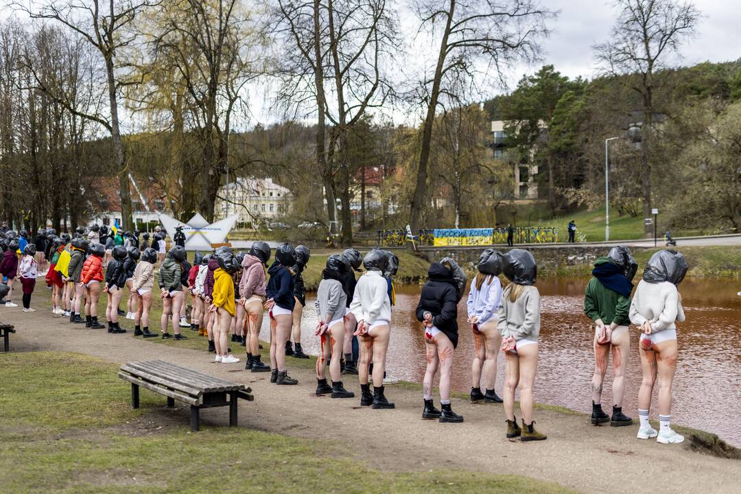 Vilniuje moterys susirinko protestuoti prieš Rusijos karių žiaurumą