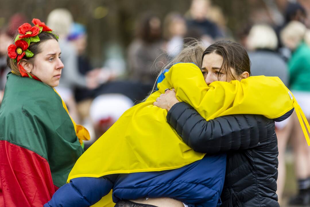 Vilniuje moterys susirinko protestuoti prieš Rusijos karių žiaurumą