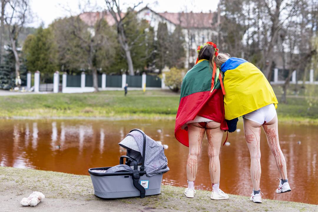 Vilniuje moterys susirinko protestuoti prieš Rusijos karių žiaurumą