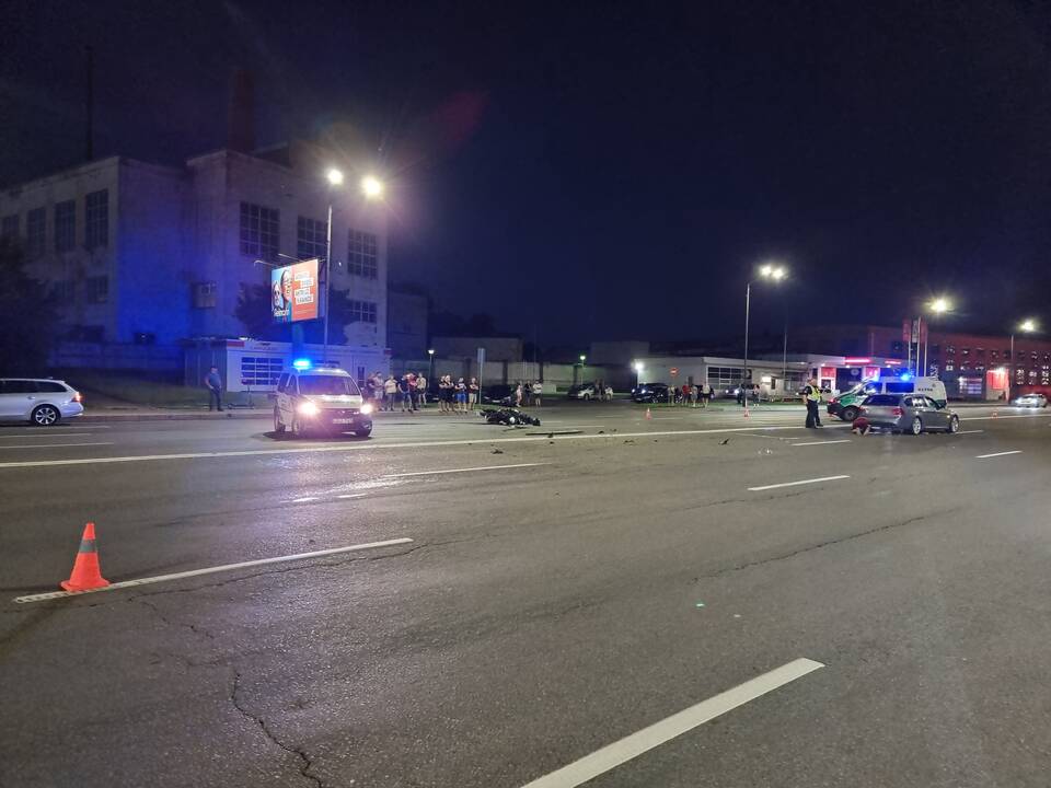 Karaliaus Mindaugo prospekte – BMW ir motociklo avarija