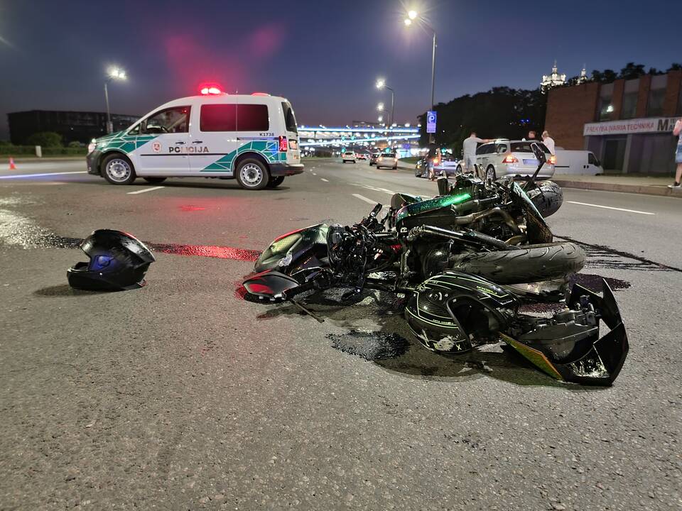 Karaliaus Mindaugo prospekte – BMW ir motociklo avarija