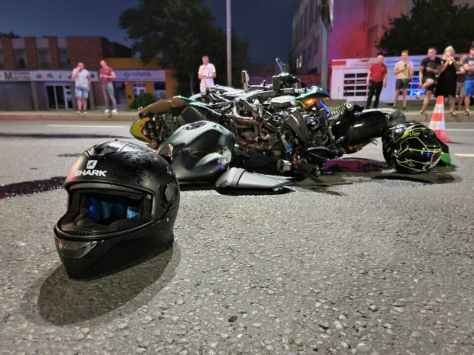Karaliaus Mindaugo prospekte – BMW ir motociklo avarija