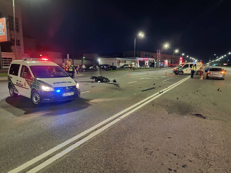 Karaliaus Mindaugo prospekte – BMW ir motociklo avarija