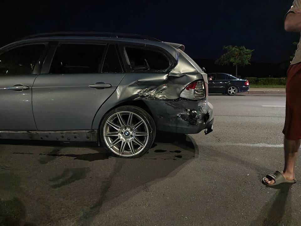 Karaliaus Mindaugo prospekte – BMW ir motociklo avarija