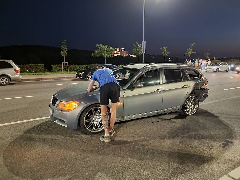 Karaliaus Mindaugo prospekte – BMW ir motociklo avarija