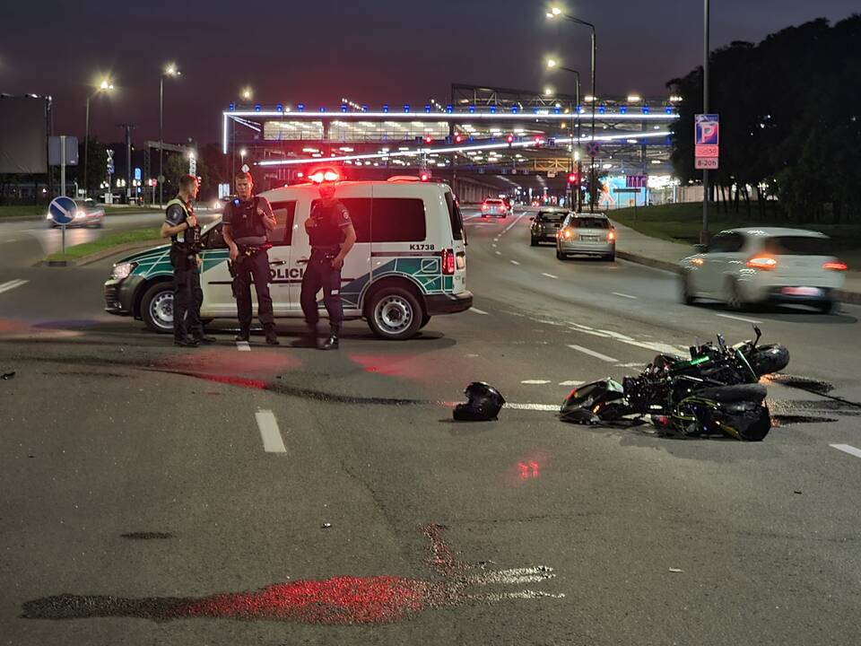 Karaliaus Mindaugo prospekte – BMW ir motociklo avarija