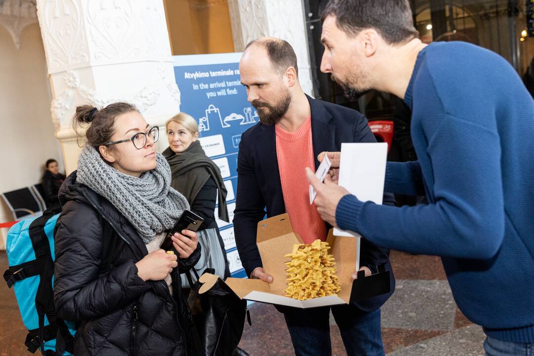 Filmo „ReEmigrantai“ komanda pasitinka grįžtančius oro uoste