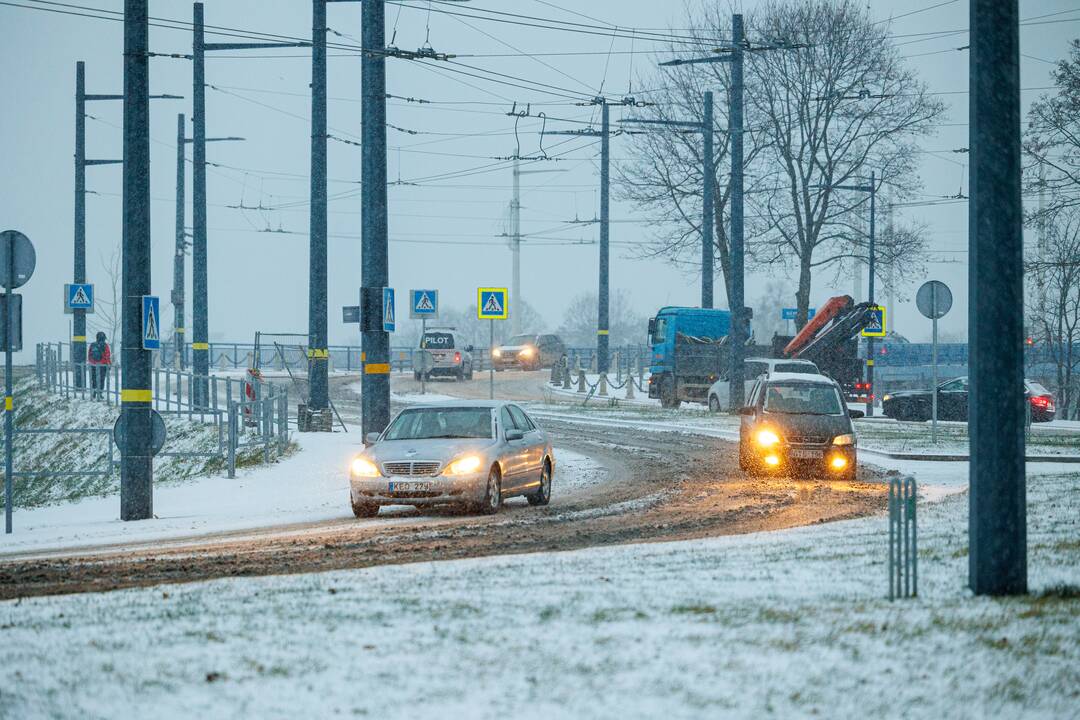 Kauną nuklojo sniegas