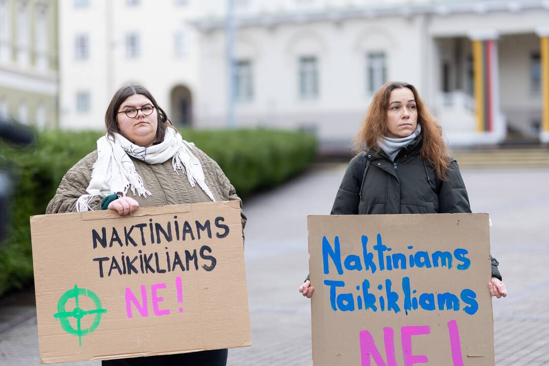 Prie Prezidentūros vyko demonstracija dėl naktinių taikiklių