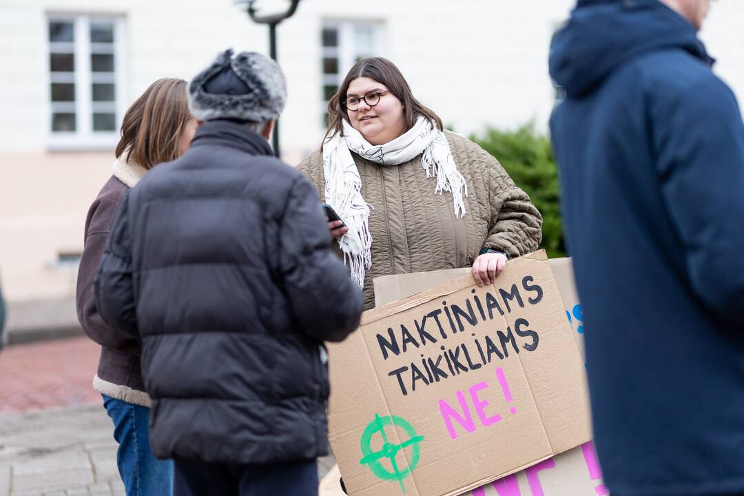 Prie Prezidentūros vyko demonstracija dėl naktinių taikiklių