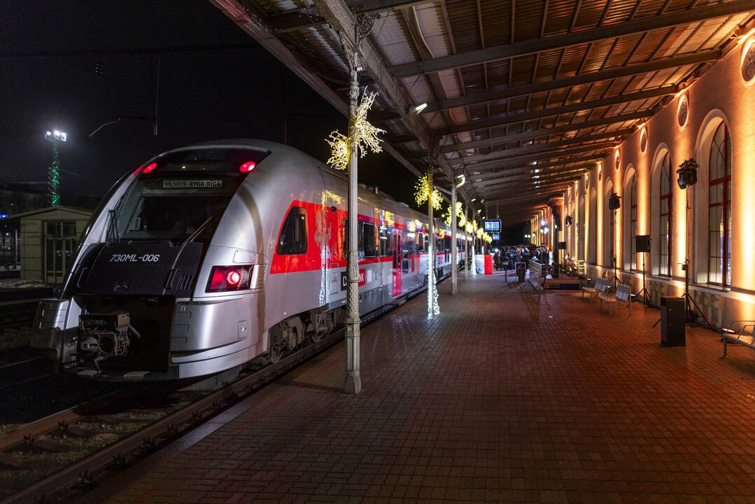 Išvyko pirmasis traukinys iš Vilniaus į Rygą
