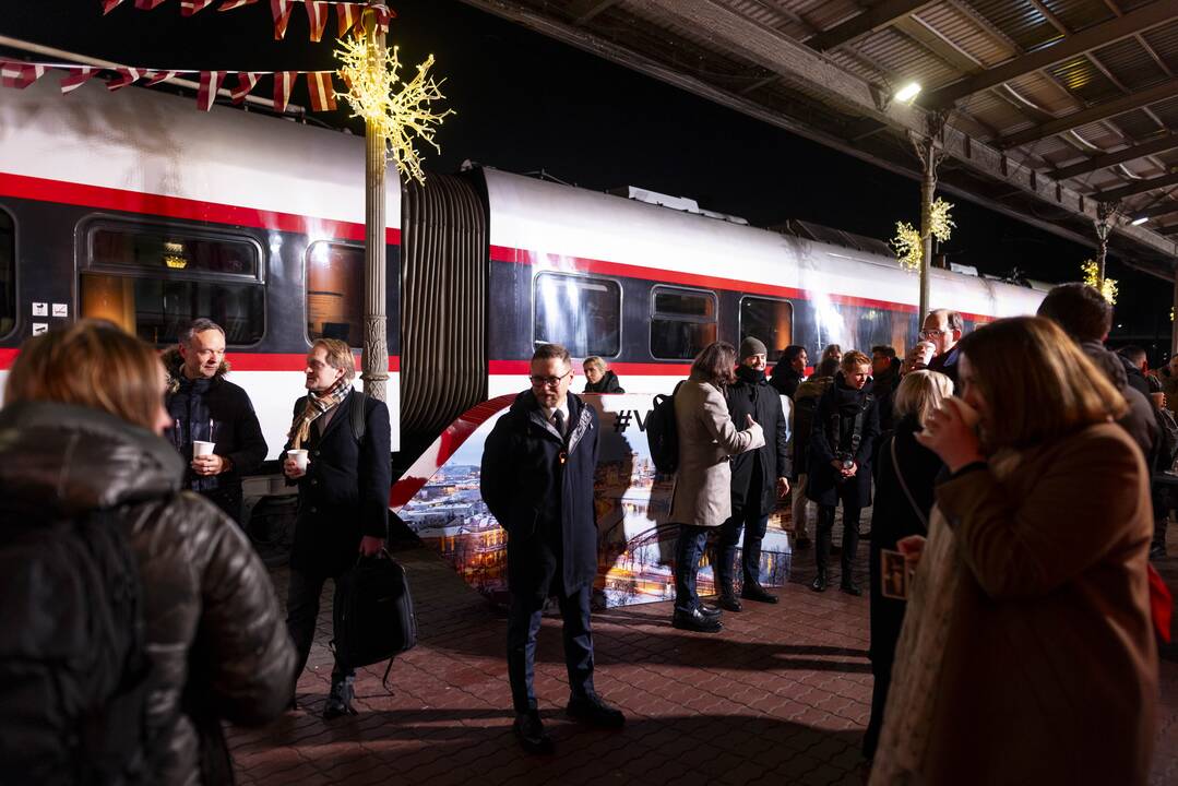 Išvyko pirmasis traukinys iš Vilniaus į Rygą