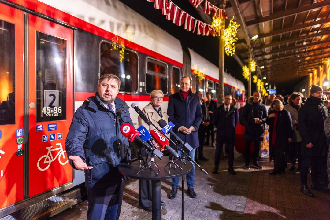 Išvyko pirmasis traukinys iš Vilniaus į Rygą