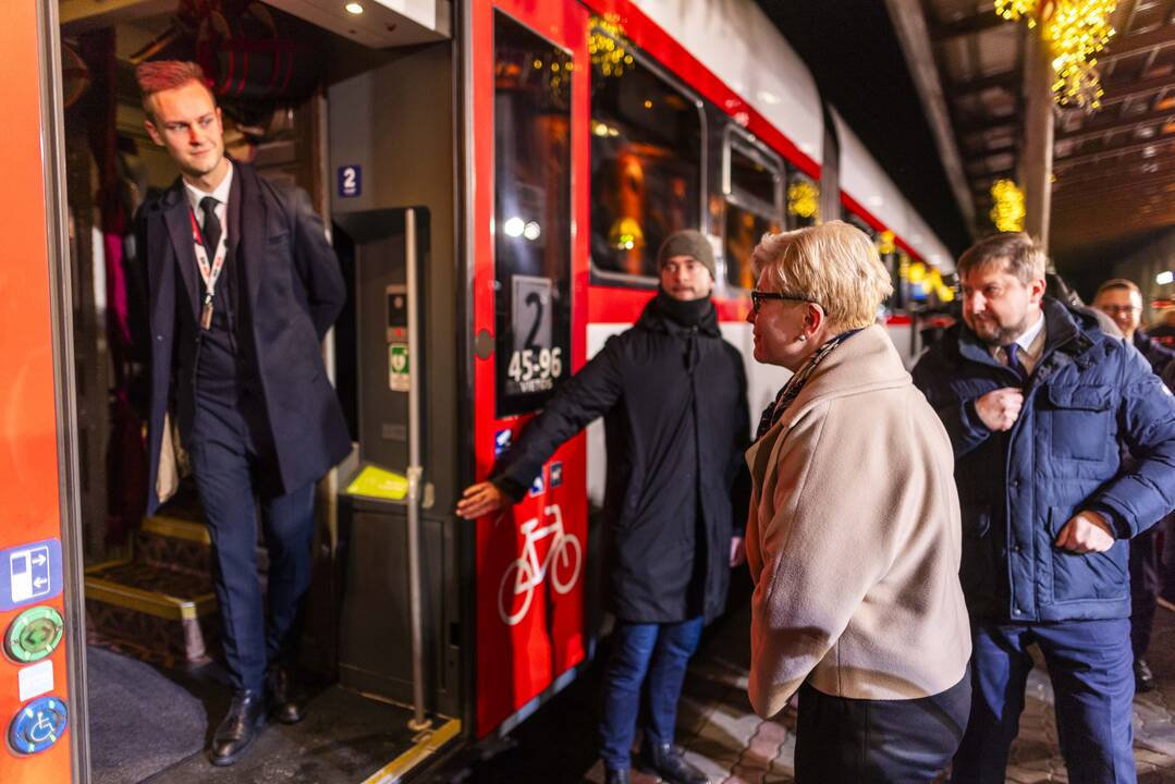 Išvyko pirmasis traukinys iš Vilniaus į Rygą