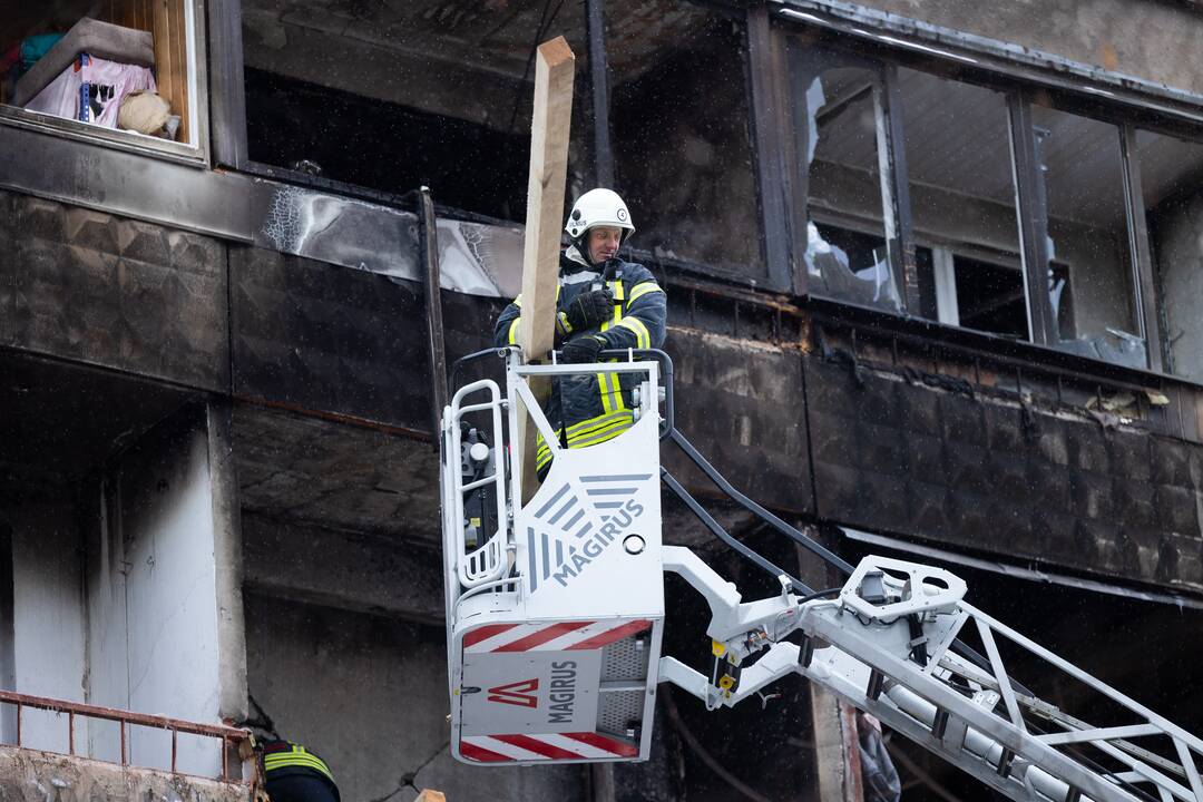 Ugniagesiai bando ištraukti žuvusiųjų kūnus iš Viršuliškių daugiabučio