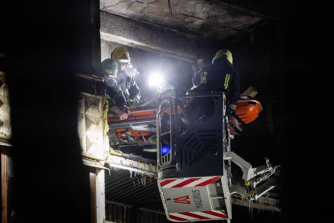 Ugniagesiai bando ištraukti žuvusiųjų kūnus iš Viršuliškių daugiabučio