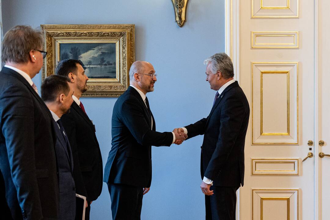 G. Nausėda įteikė Lietuvos valstybės apdovanojimą Ukrainos premjerui