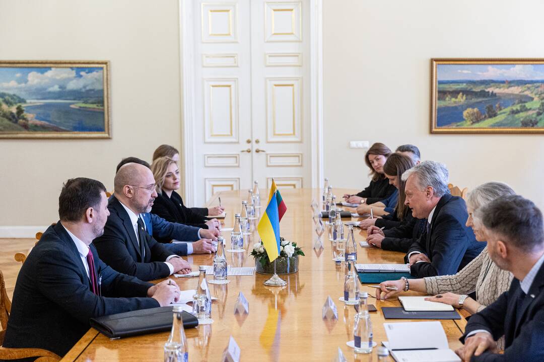 G. Nausėda įteikė Lietuvos valstybės apdovanojimą Ukrainos premjerui