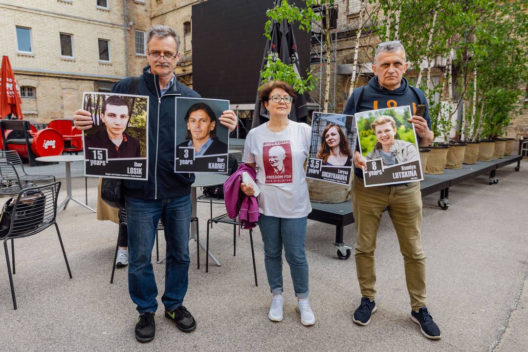 Simboliškai „išlaisvinti“ 35 Baltarusijoje kalintys žurnalistai 