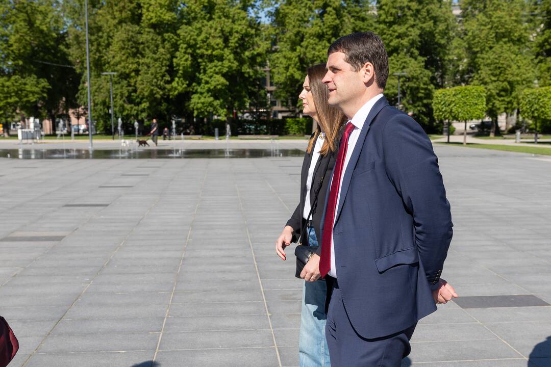 Tęsiamas balsavimas iš anksto renkant prezidentą, pilietybės referendume