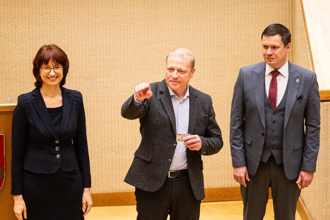 Naujos kadencijos parlamentarams įteikti Seimo nario pažymėjimai