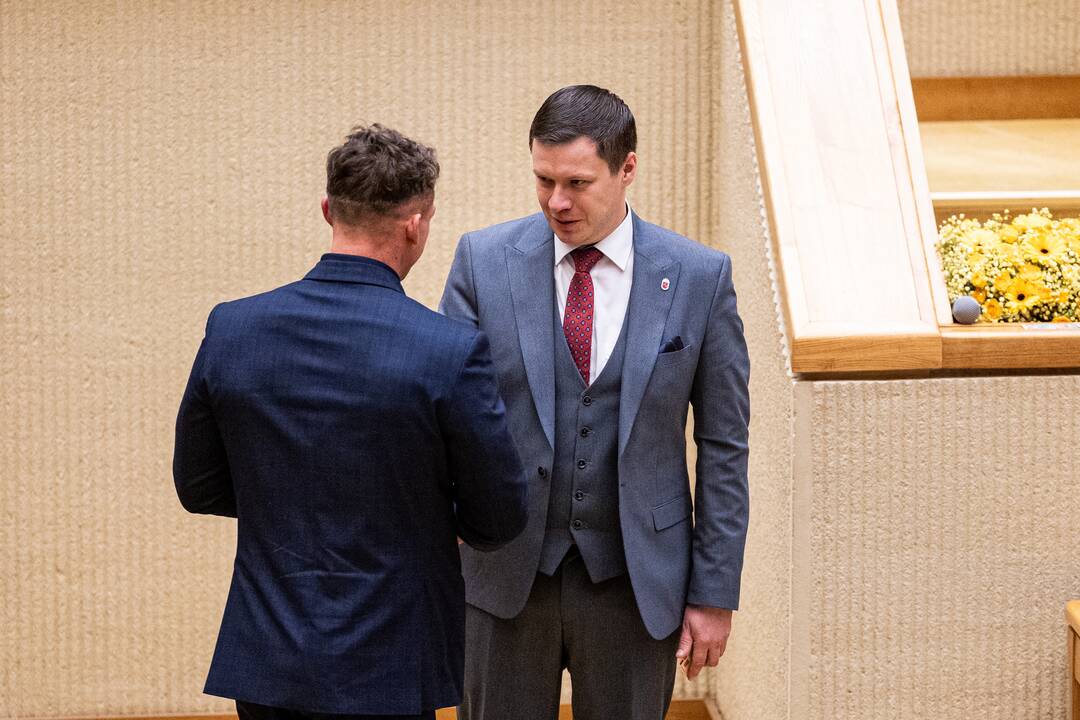 Naujos kadencijos parlamentarams įteikti Seimo nario pažymėjimai