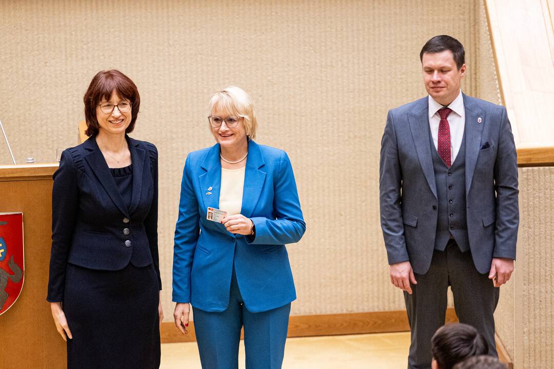 Naujos kadencijos parlamentarams įteikti Seimo nario pažymėjimai