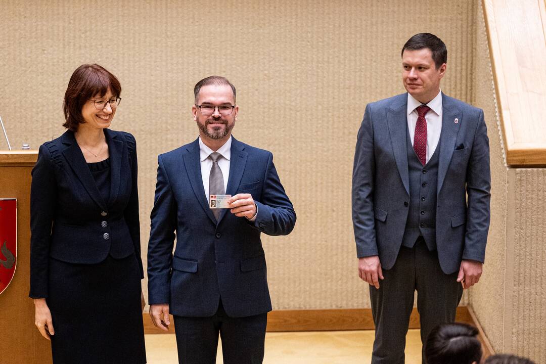 Naujos kadencijos parlamentarams įteikti Seimo nario pažymėjimai