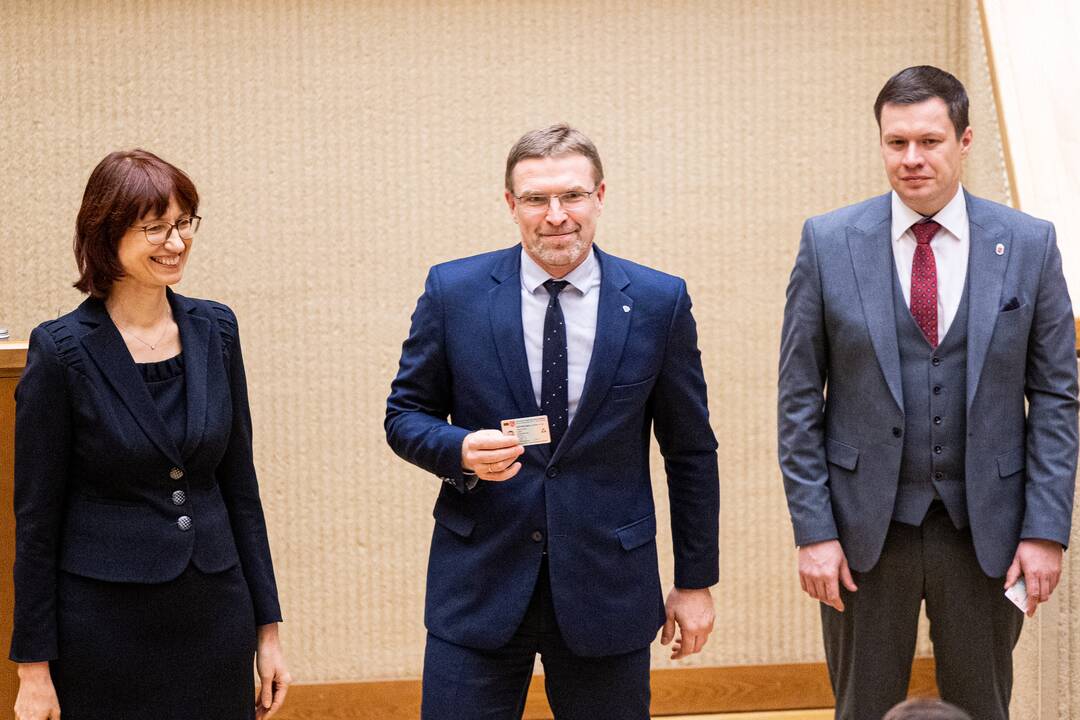 Naujos kadencijos parlamentarams įteikti Seimo nario pažymėjimai