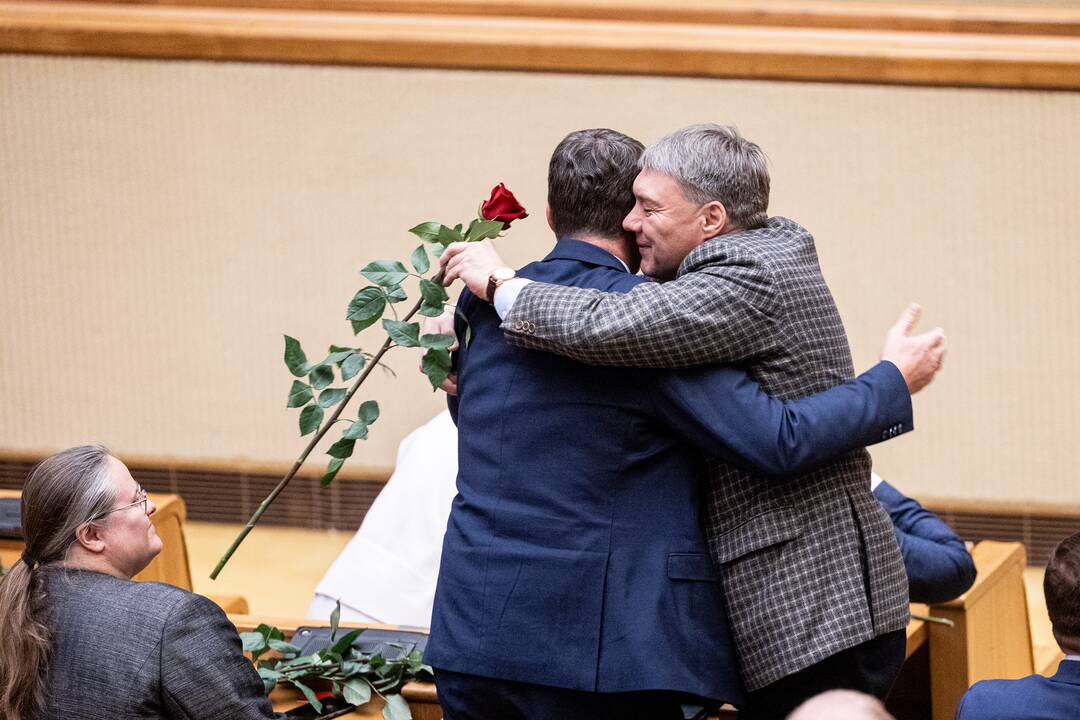 Naujos kadencijos parlamentarams įteikti Seimo nario pažymėjimai