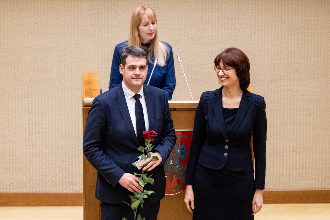 Naujos kadencijos parlamentarams įteikti Seimo nario pažymėjimai