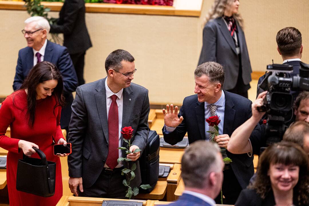 Naujos kadencijos parlamentarams įteikti Seimo nario pažymėjimai