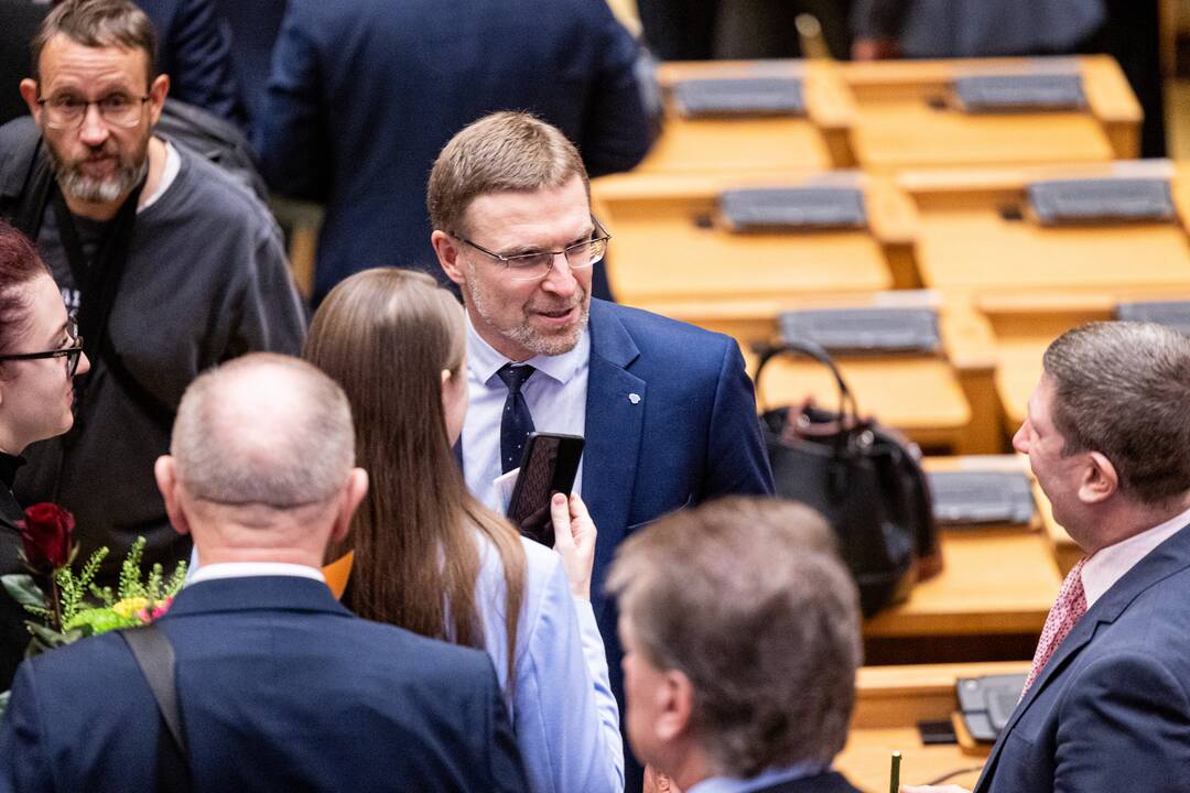 Naujos kadencijos parlamentarams įteikti Seimo nario pažymėjimai