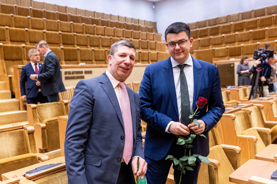 Naujos kadencijos parlamentarams įteikti Seimo nario pažymėjimai