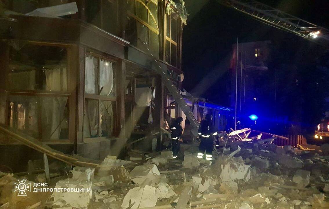 Rusijos raketa pataikė į viešbutį Kryvyj Rihe: yra žuvusiųjų