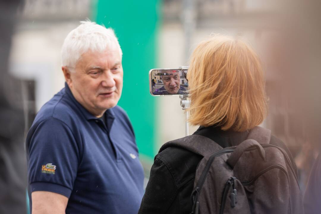 Akcija, kurioje poetai ir visi norintys skaito savo bei S. Nėries eiles