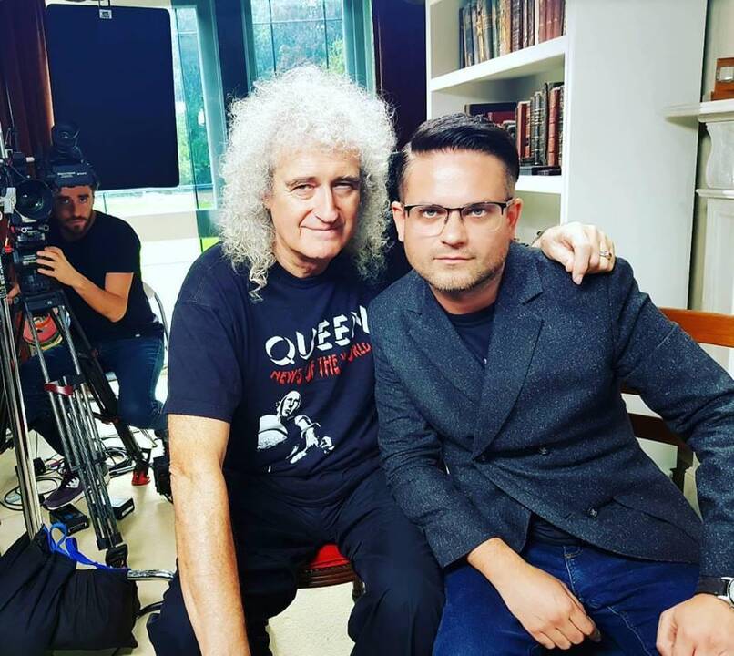 Brianas May (kairėje)