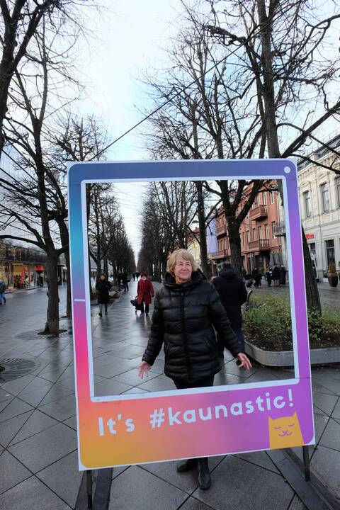Nuotaika: Z.Gaižauskaitė džiaugiasi kalėdinėmis nuotaikomis Laisvės alėjoje. 