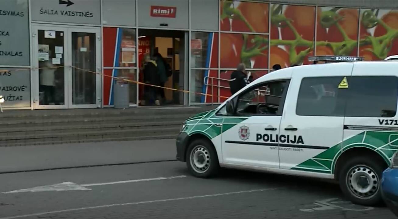 Šūviais į parduotuvės apsaugos darbuotoją įtariamam vyrui – blogos žinios 