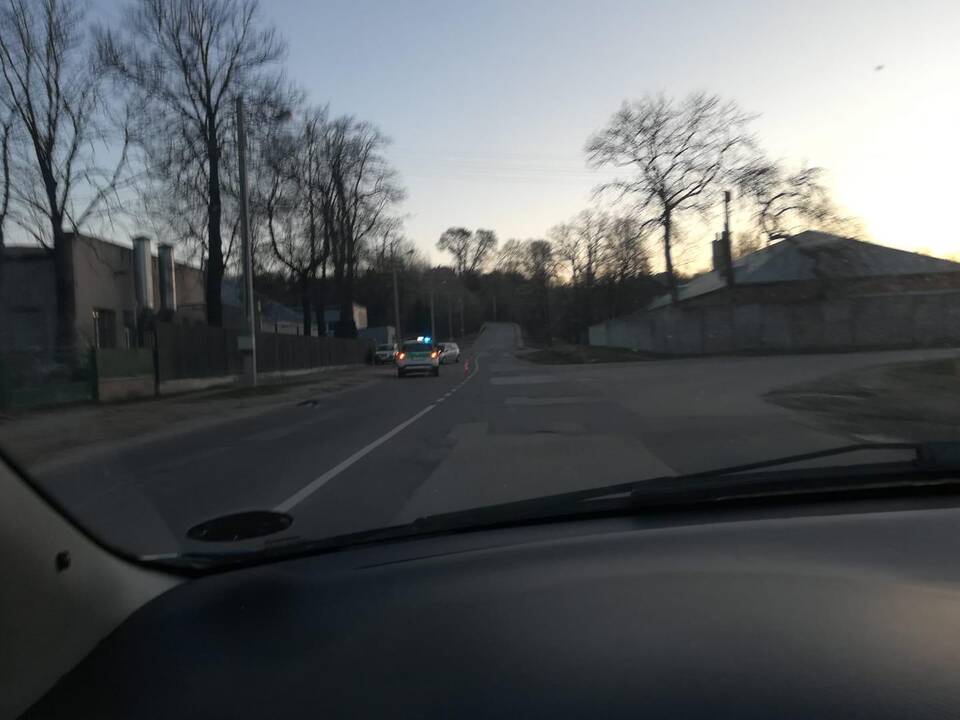 Vilijampolėje paryčiais automobilis taranavo medį