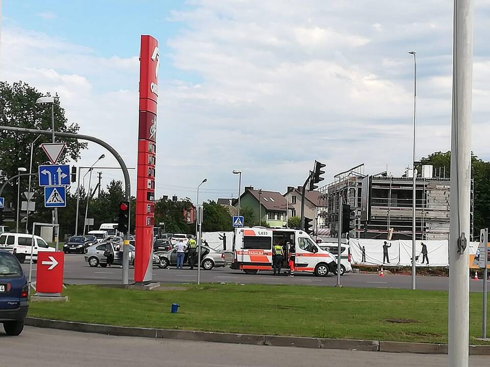 Po avarijos Aleksote keleivė išvežta į Klinikas