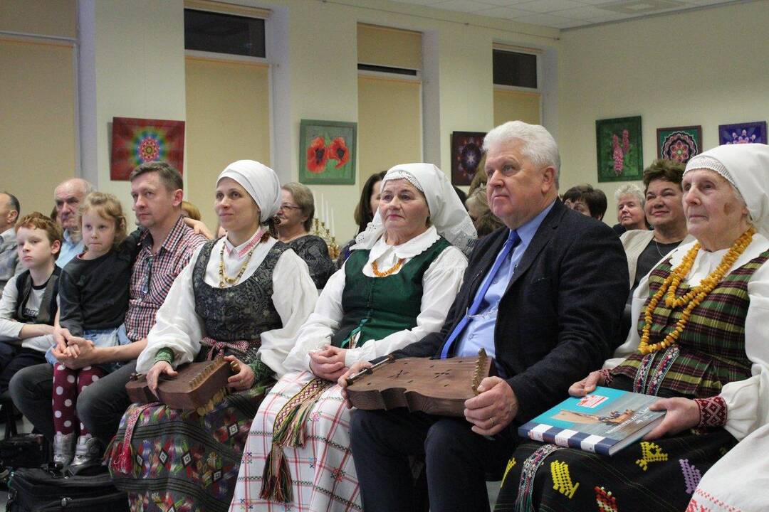 Selemonas Paltanavičius (viduryje)