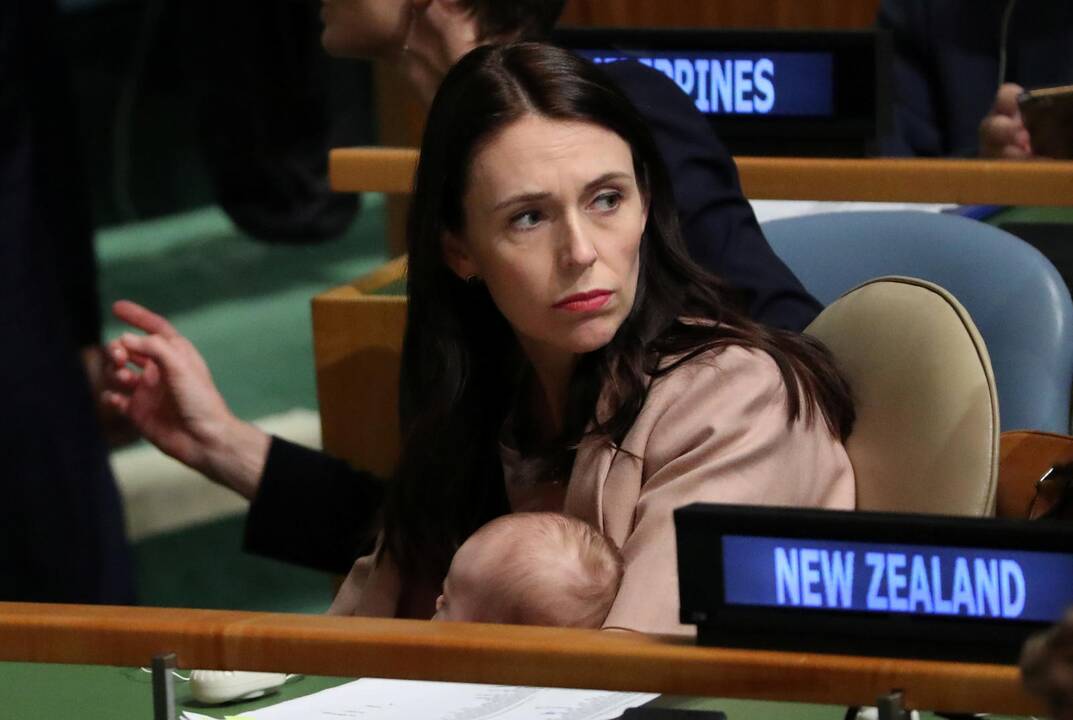 Jacinda Ardern (viduryje)