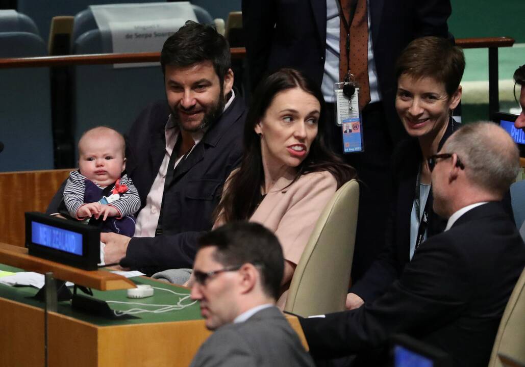 Jacinda Ardern (viduryje)