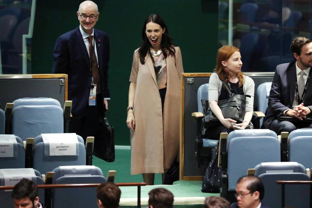Jacinda Ardern (viduryje)