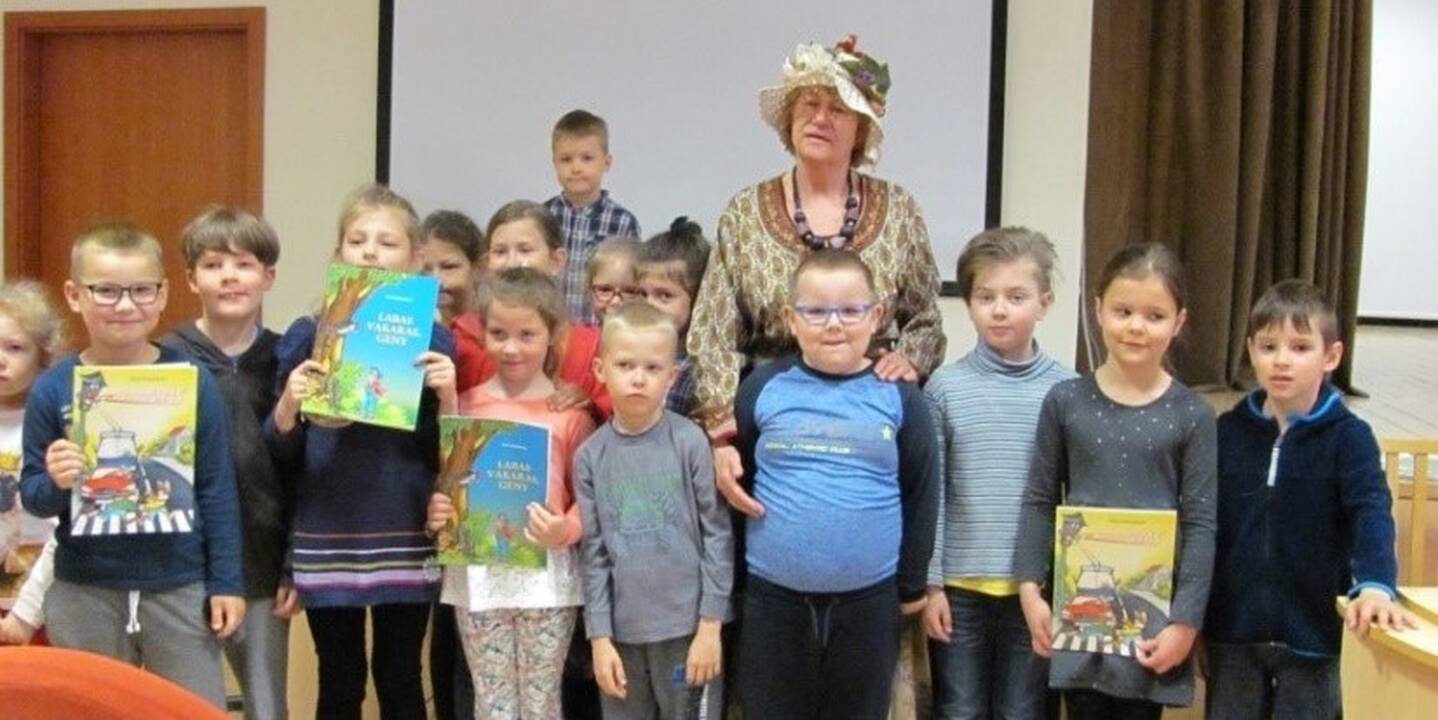 Nuotaika: Z.Gaižauskaitė džiaugiasi kalėdinėmis nuotaikomis Laisvės alėjoje. 