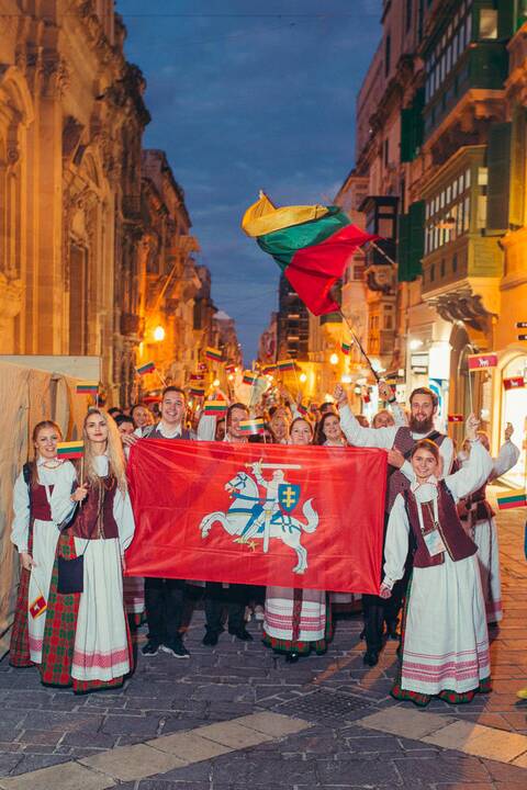 K.Jakeliūno (centre) vadovaujamas "Kamertonas" Maltoje buvo nepralenkiamas